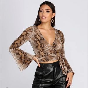 Windsor tie front Snake print Top 🌼